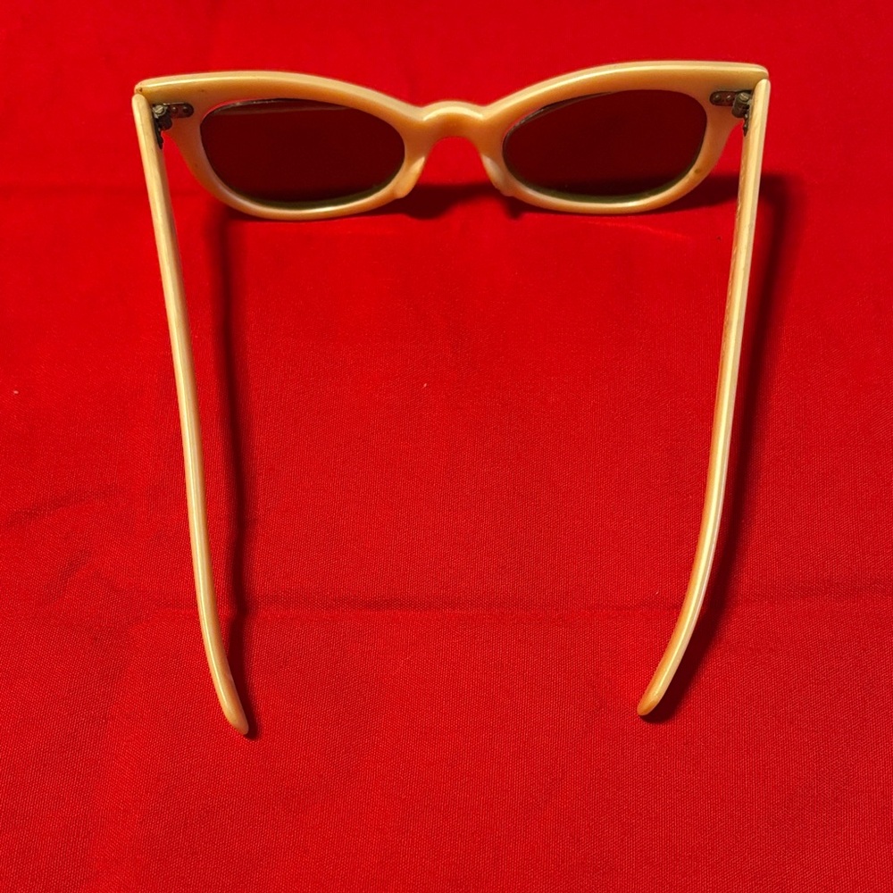 Vintage Sunglasses with Case - Picture 5 of 6